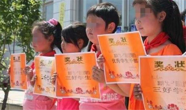 「超级宝妈」6岁女儿带奖状回家，宝妈四处炫耀乐开花，看清内容后笑不出来了