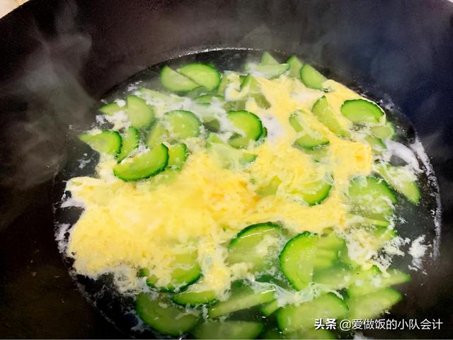 教你在家做翡翠鸡蛋汤，蛋花如棉絮，翠绿又清香，掌握窍门很简单