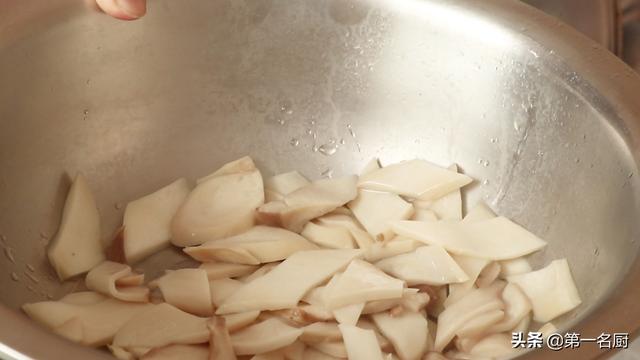 杏鲍菇怎样做才好吃？大厨教你小技巧，鲜香滑嫩，下酒又下饭