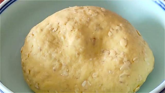 燕麦这样做太好吃了，往里面加3个鸡蛋，比油条好吃，比馅饼简单