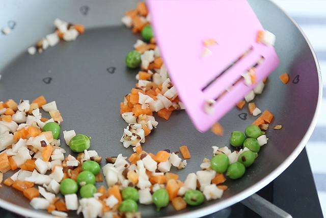 白菜不炖也不炒，换个新“花样”，不仅好吃，“颜值”还高