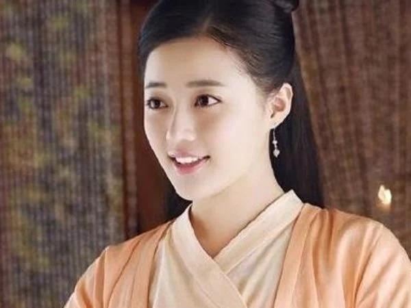 心动奶盖|欺负白浅的人都受到教训，唯独她白浅不敢招惹，还得给她跪下