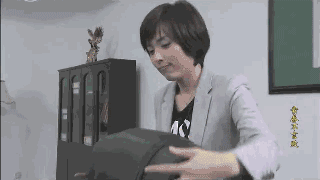 多拉不懂A梦|43岁靳东人设崩塌？曾和江珊“母子恋”引热议，今装文化人被吐槽