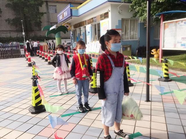 超级宝妈▲宁波幼儿园萌娃们开学啦！独自入园、测温、一米距…开心有序！