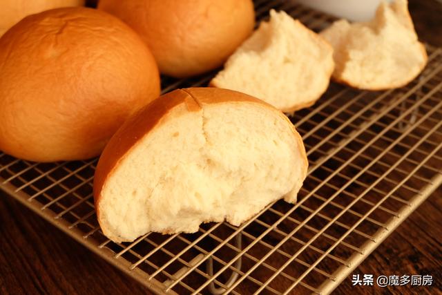 太香了，刚出炉的一盘大馒头，外焦里嫩，孩子们说比蒸的更好吃
