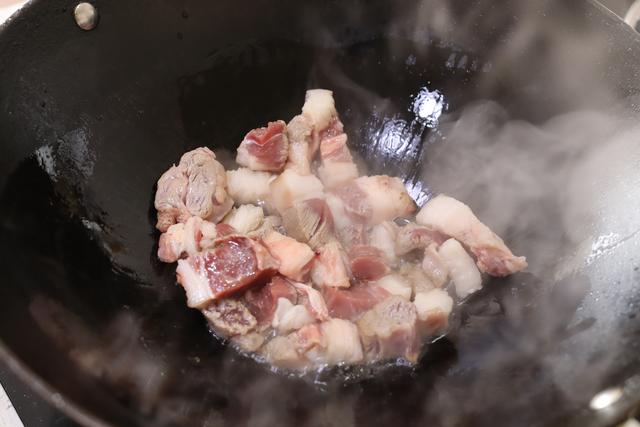 煮羊肉汤时，记住“2用1多放”，汤奶白浓郁，膻味小味道鲜香