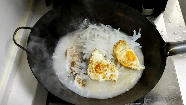 草鱼鲫鱼黑鱼想煎鱼不粘锅，只需一个“鸡蛋”，百分百煎鱼不破皮