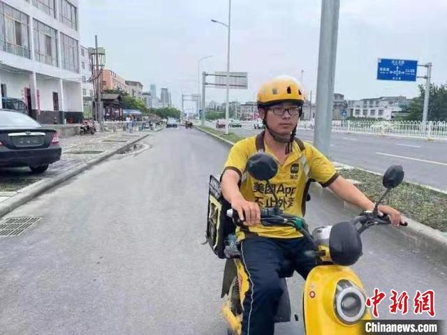 中新网成都9月11日电 题:高考623分外卖小哥重返校园:比起懊悔过去