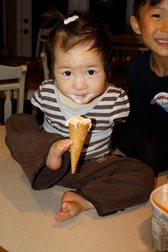 【超级宝妈】出生因没双臂惨遭遗弃，女孩2岁才被美国夫妇收养，孩子现在咋样