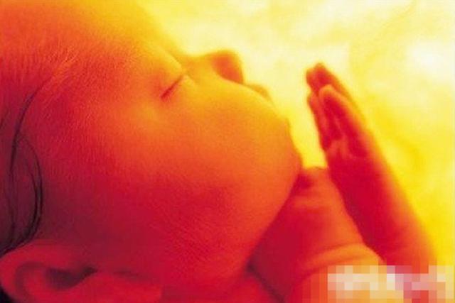 我爱我家|在孕期孕妈感觉肚子一跳一跳的，不是胎动异常，而是娃在忙这事儿