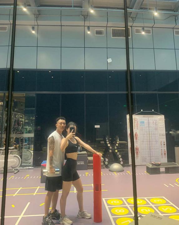 32岁说唱歌手官宣妻子怀孕喜讯，晒与小8岁娇妻贴鼻尖照太甜蜜影视交流地