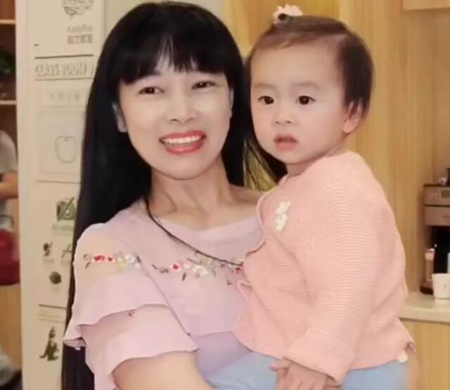 你的育儿经@有个冻龄妈妈是件好事吗?过来人:小时候有面子,长大后自卑