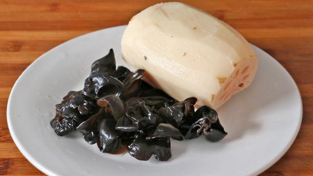 以后莲藕就这样做，加一把黑木耳，比吃肉还香，开胃下饭又解馋