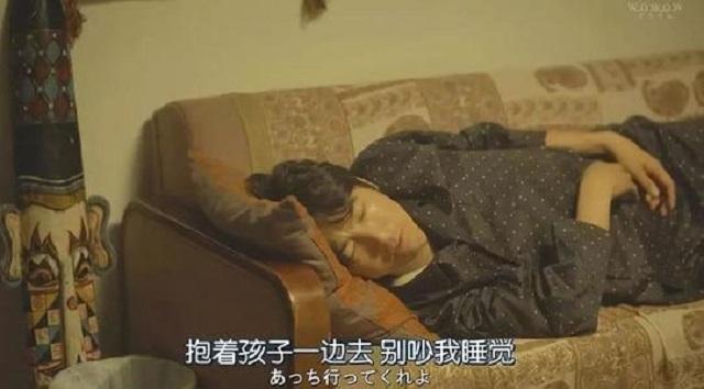 超级宝妈@4岁女儿做“连线题”，做饭洗菜拖地全归妈妈，网友：丧偶式育儿