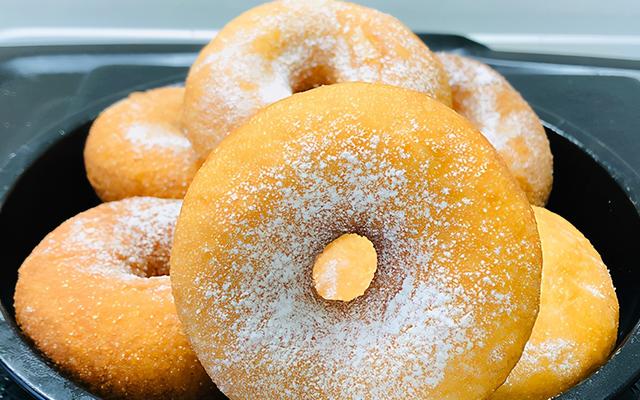 第一次这样做甜甜圈，色泽金黄，外酥内软，做法简单，无需烤箱