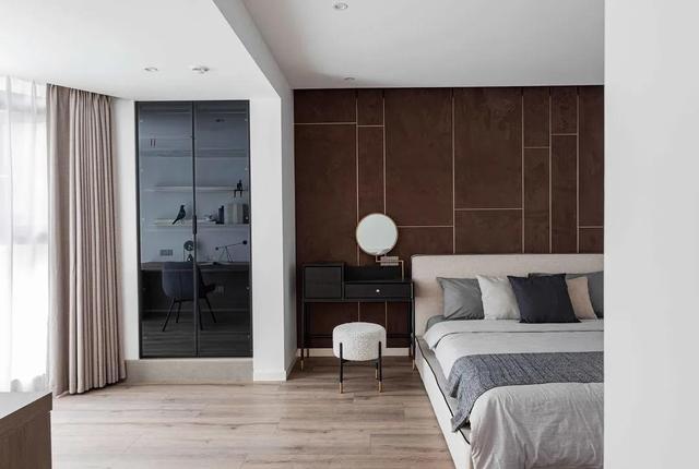 难怪入墙设计广受小户型喜欢，门入墙省空间、水龙头入墙高级