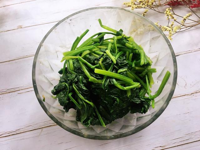 大鱼大肉吃得太腻，来盘凉拌菠菜，营养好吃还解腻