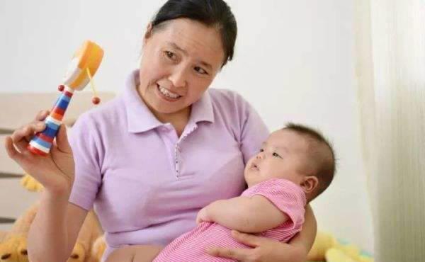 「超级宝妈」产后有必要去月子中心吗?3位宝妈说了实话，真不如请“她”来照顾