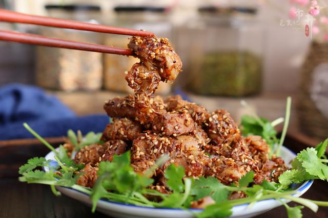 炒孜然羊肉时，羊肉切片还是切块？方法对了，炒出来比吃烤串还香