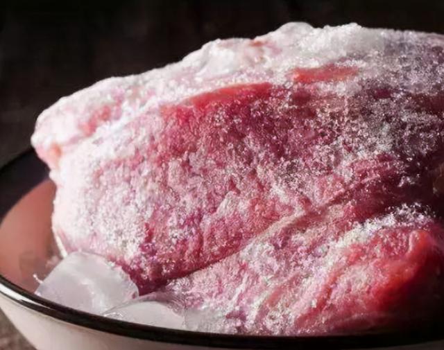解冻肉时，不能直接用水泡！大厨教你2个技巧，解冻快，口感鲜嫩