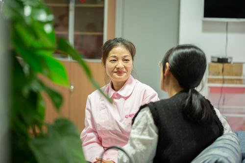 『超级宝妈』坐月子选月嫂省心省力，选优质月嫂要注意这些问题，不要嫌麻烦