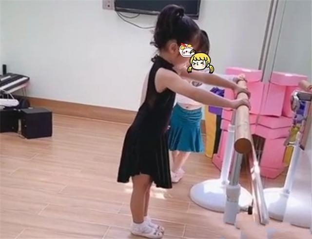 超级宝妈:姐姐在家教妹妹练习舞蹈,看到姐姐严厉的样子,网友:有大姐风范