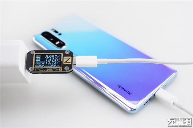 #环球网#体积缩减27% 小米65W PD充电器评测