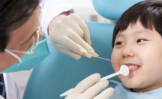 你的育儿经|宝宝长出“鲨鱼牙”，妈妈不敢喂他急忙送医，医生：太晚了