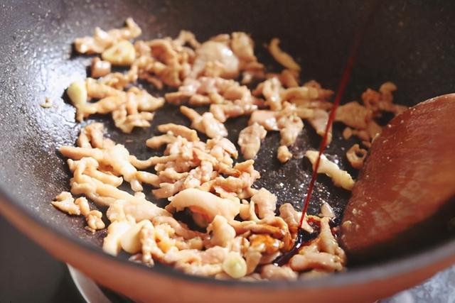 炒瘦肉有人放蛋清，有人放淀粉？大厨：都不对，难怪瘦肉又老又柴