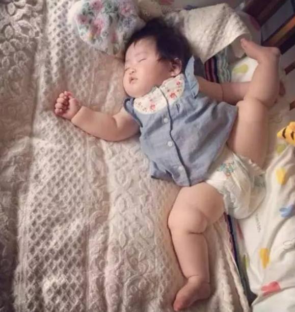 宝宝睡姿集锦，永远不知道被子下是什么造型，网友：建议送去少林