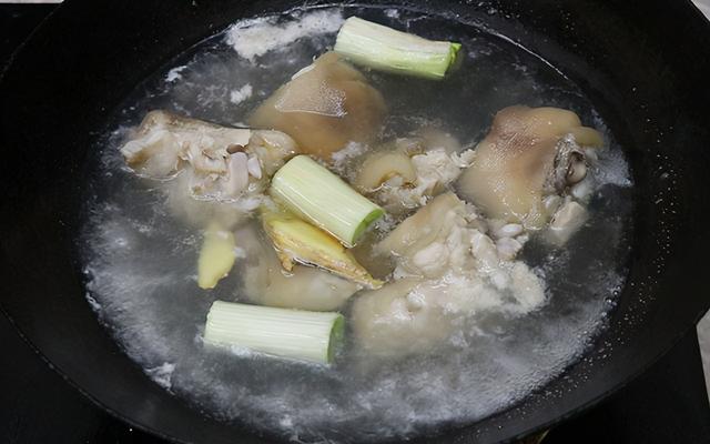 农家人爱吃的红烧猪蹄这样做，色泽红亮，口感软糯，胶原蛋白丰富