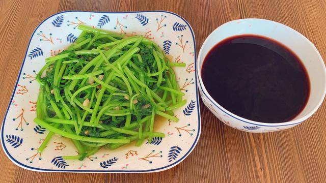 超级宝妈@【孕期饮食日记】4.1——花菜炒肉+蒜泥茼蒿+新乐炭烧酸奶+枣糕