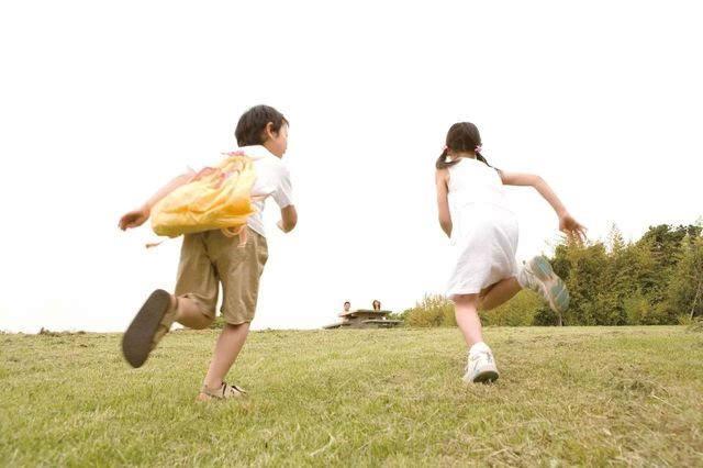 「超级宝妈」孩子注意力不集中？家长别不当一回事，可能是孩子“感统失调”了