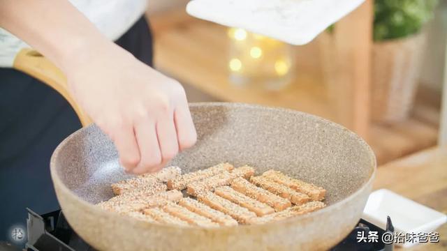 超级宝妈：箱一烤，就能品尝到可口的美食啦