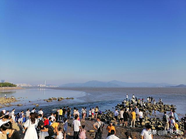 是海天一色的蓝，将愁容化为了清扬，清风徐来，波光粼粼