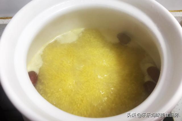 煮南瓜小米粥时，不要直接下锅煮，记住这3点，香甜浓稠出米油
