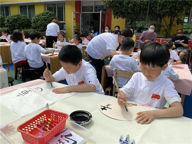 幼儿|作一幅书画送给党，这些萌娃用手中的毛笔抒发真挚情感