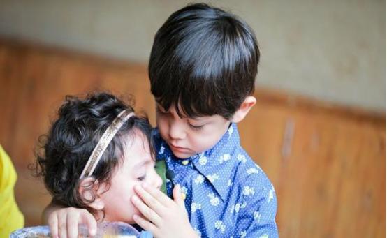 超级宝妈：哥哥写作业还要看管妹妹？家长去哪里了？看到照片令人哭笑不得