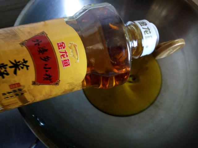 雪菜味道鲜美，鸡翅营养丰富，完美搭配，吃着超过瘾