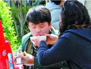 你的育儿经|母女俩餐厅吃饭被偷拍，这顿“有毒”的饭，容易培养出“白眼狼”
