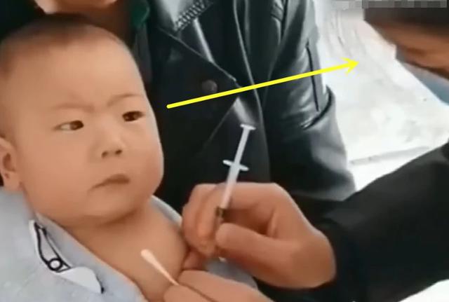 「你的育儿经」宝宝打针偶遇“黑人宝宝”，相视一眼懵了，网友：有新表情包了