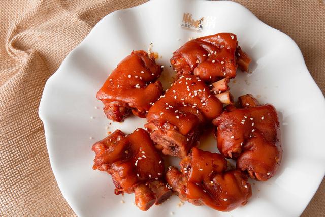 炖猪蹄时，不能直接下锅焯水，多做一步，猪蹄软烂入味，还没臭味