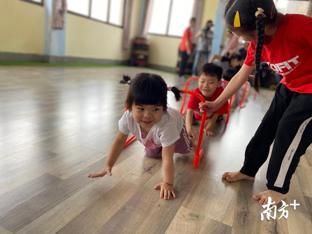 『超级宝妈』哥哥姐姐陆续返校了，幼儿们怎么办？体能训练专家这么建议