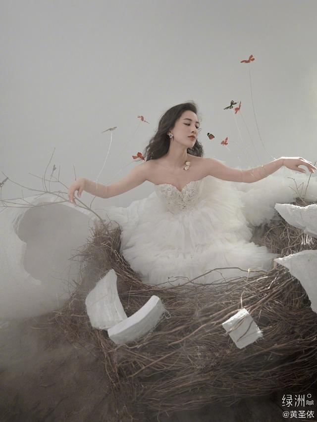 「中国青年网」37岁黄圣依“化茧成蝶”穿纱裙露美背宛如仙女