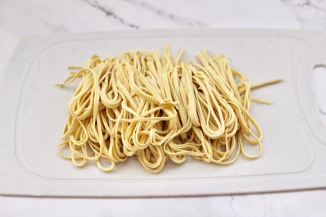 干豆腐的这做法绝了，和紫甘蓝一起做，吃着比肉香，一上桌就吃光