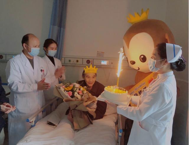 刘叔|小蛋糕大温暖 怀化市中医医院病房内唱响“生日歌”