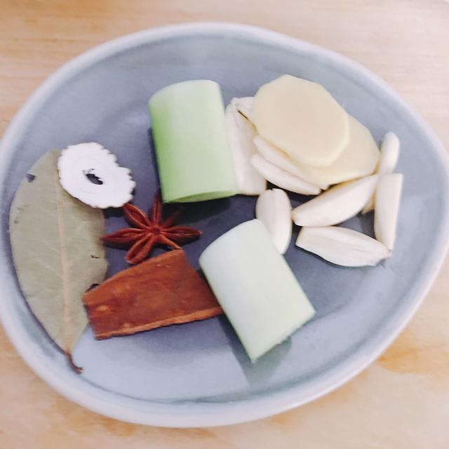 自制红烧鸡块，堪称简易版的小鸡炖蘑菇，味道很好，全家都爱吃