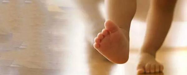 你的育儿经：孩子撒野管不住？就让他在光脚走两步吧，妈妈切记