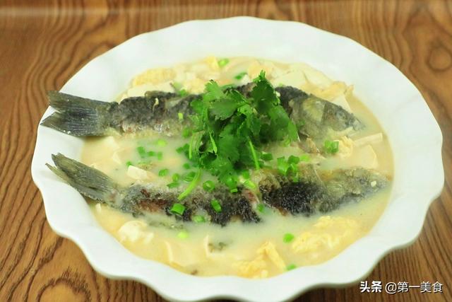 吃天下：月子必备的下奶神器——鲫鱼豆腐汤，再也不用为孩子吃不饱而烦恼
