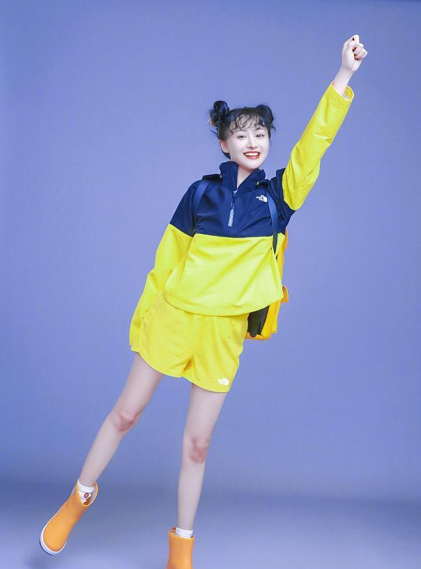 清风与酒|终于等到郑爽穿“透光袜”！搭配黑色高跟鞋后，穿出效果简直了